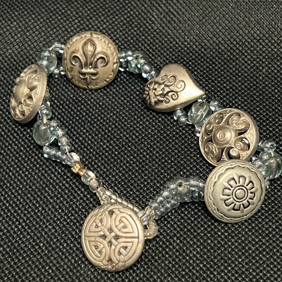 Silver-tone button bracelet. With light blue seed beads. - Picture 7 of 9